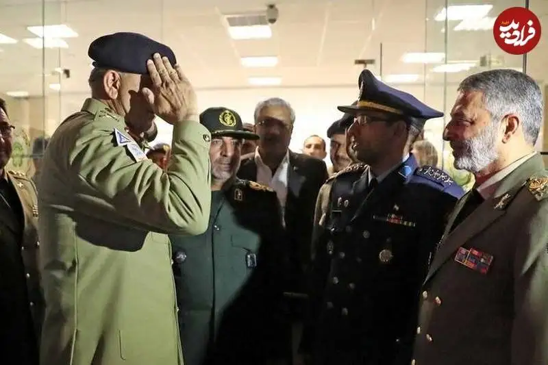عکس؛ سفر به تاریخ؛ «امیر عبدالرحیم موسوی» در کنار «ژنرال قمر جاوید، فرماندۀ ارتش پاکستان»؛ سال 98