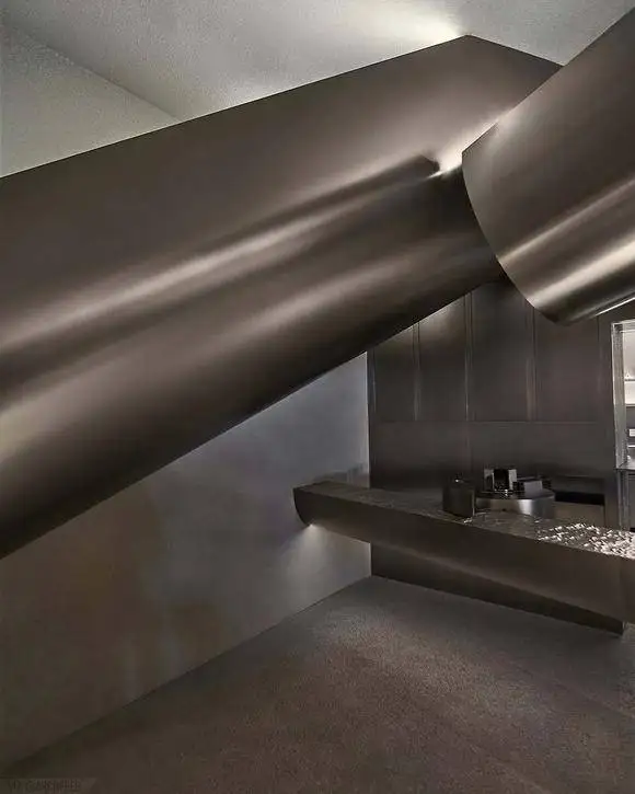 تصاویر؛ معماری یک کافه 60 متری با صفحات فولادی سقوط کرده 