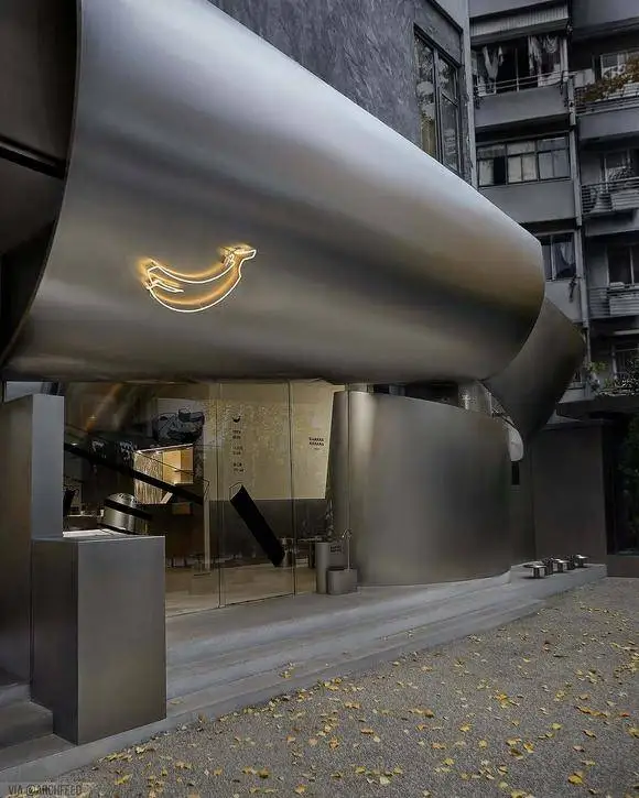 تصاویر؛ معماری یک کافه 60 متری با صفحات فولادی سقوط کرده 