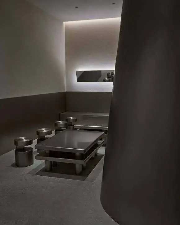 تصاویر؛ معماری یک کافه 60 متری با صفحات فولادی سقوط کرده 