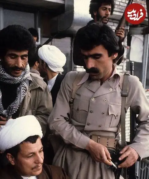 عکس؛ سفر در زمان؛ هاشمی رفسنجانی در کنار نیروهای مسلح کرد؛ سال 58