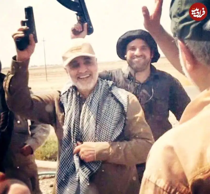 عکس؛ سفر به تاریخ؛ شادمانی و لبخند پیروزمندانۀ «حاج قاسم سلیمانی» در میدان نبرد علیه داعش