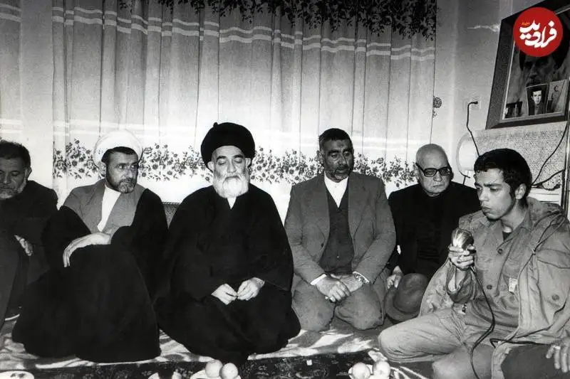 عکس؛ سفر به تاریخ؛ «سرلشکر باقری» در منزل پدری بعد از شهادت برادرش؛ سال 1361
