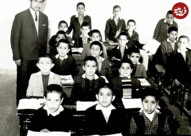 عکس؛ سفر به تاریخ؛ «شهید حسن باقری» (برادر سرلشکر باقری) قبل از انقلاب پشت نیمکت مدرسه