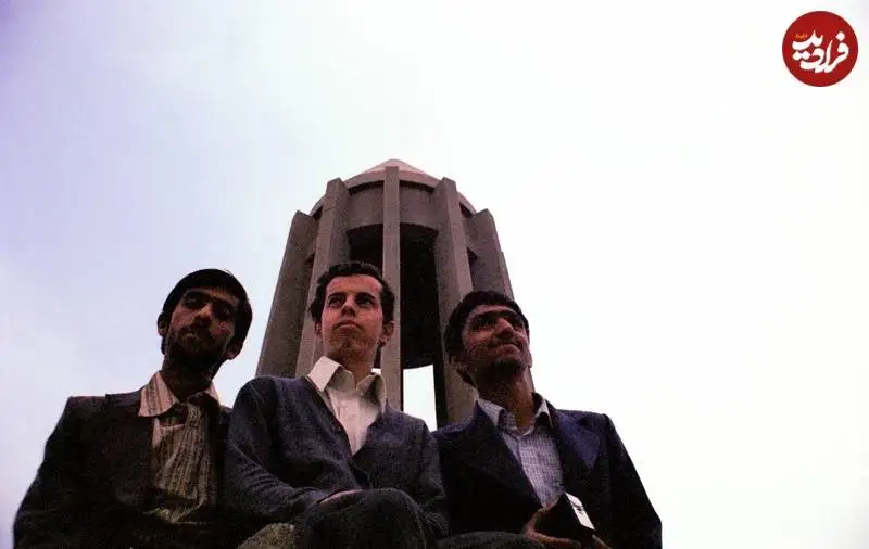 عکس؛ سفر به تاریخ؛ «شهید حسن باقری» (برادر سرلشکر باقری) قبل از انقلاب در کنار مقبرۀ «ابن سینا»