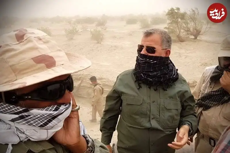 عکس؛ سفر به تاریخ؛ «سردار پاکپور، فرماندۀ سپاه» در حال بازدید از منطقۀ مرزی در میان طوفان شن؛ سال 97