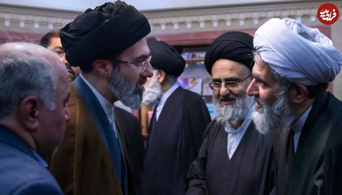 عکس؛ سفر در زمان؛ «حسین طائب» در حال گفتگو با «سیدمجتبی خامنه ای»؛ دهه 90