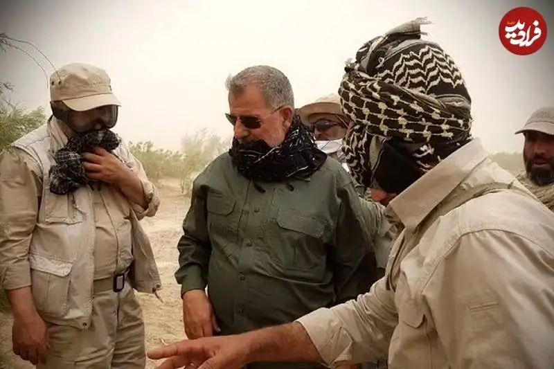 عکس؛ سفر به تاریخ؛ «سردار پاکپور، فرماندۀ سپاه» در حال بازدید از منطقۀ مرزی در میان طوفان شن؛ سال 97