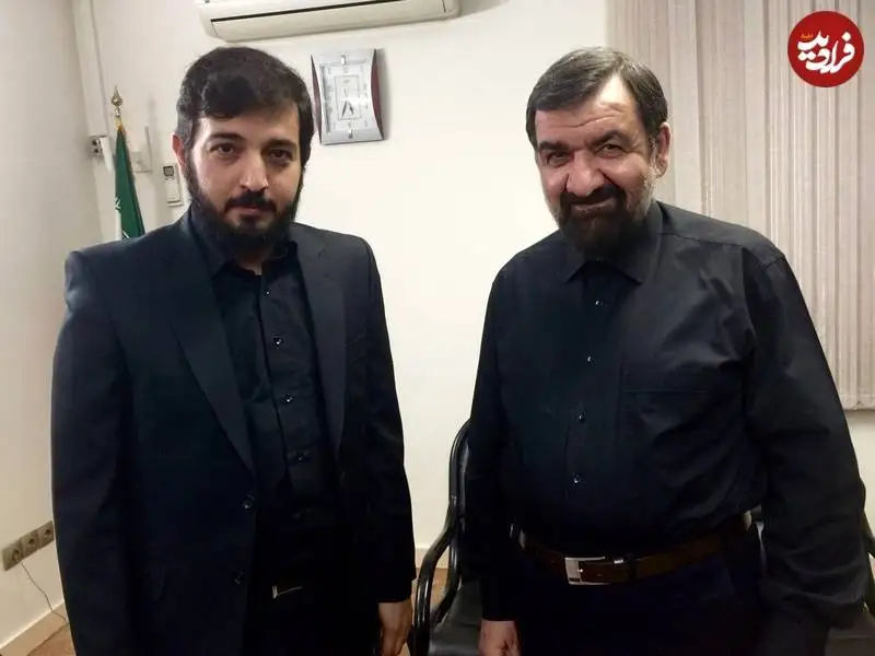 عکس؛ سفر به تاریخ؛ «محسن رضایی» در کنار بازیگر نقش خودش در فیلم «ایستاده در غبار»