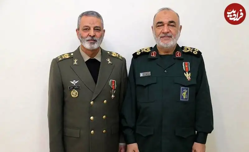 عکس؛ سفر به تاریخ؛ عکس یادگاری دو «سرلشکر» در روز دریافت «نشان فتح»؛ سال 1402