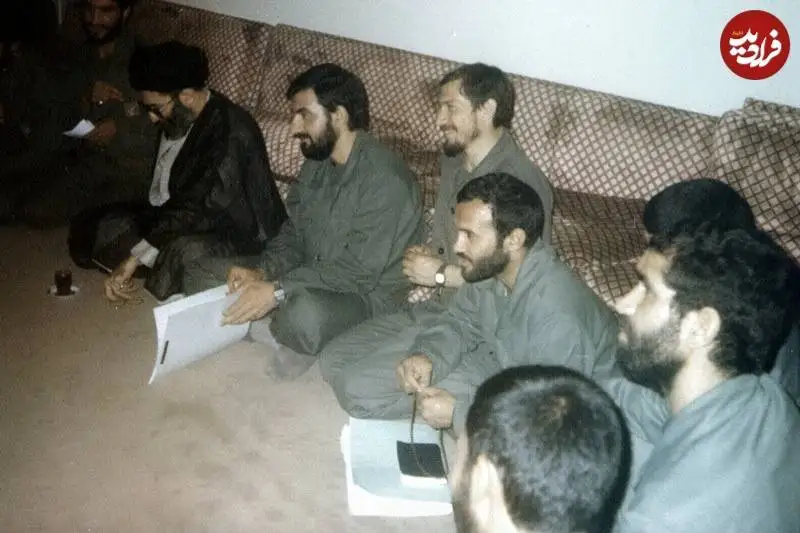 عکس؛ سفر در زمان؛ «سرلشکر رشید و محسن رضایی» در یک جلسه شبانه در کنار رهبر انقلاب؛ دهه 60