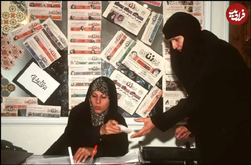 عکس؛ سفر به تاریخ؛ «فائزه هاشمی، دختر اکبر هاشمی رفسنجانی» در 36 سالگی در دفتر روزنامه اش؛ سال 77