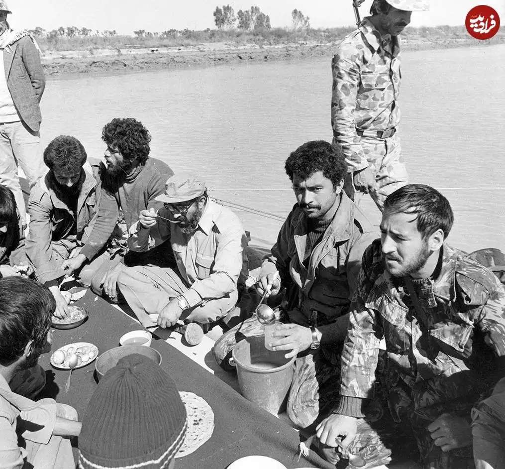 عکس؛ سفر در زمان؛ «شهید چمران» در حال صرف غذا با رزمنده ها در جبهه؛ دهه 60