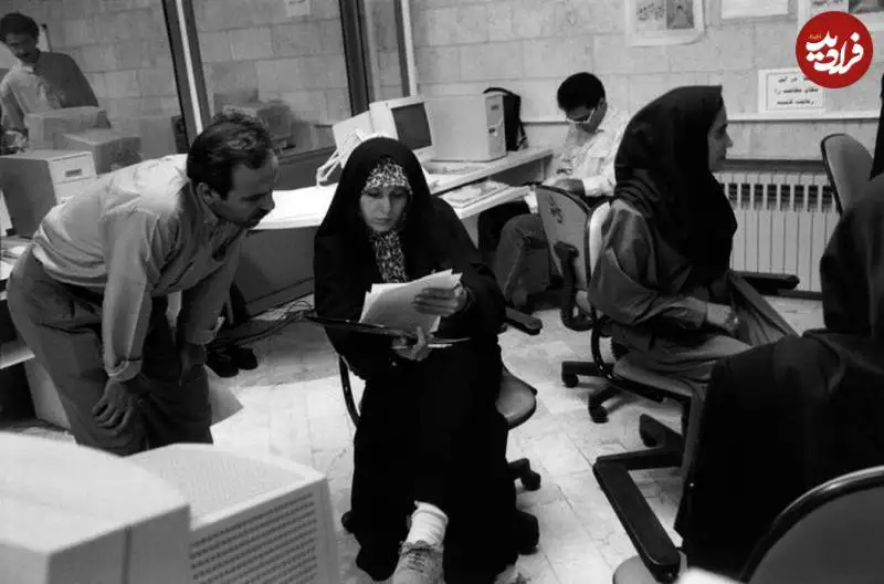 عکس؛ سفر به تاریخ؛ «فائزه هاشمی، دختر اکبر هاشمی رفسنجانی» در 36 سالگی در دفتر روزنامه اش؛ سال 77