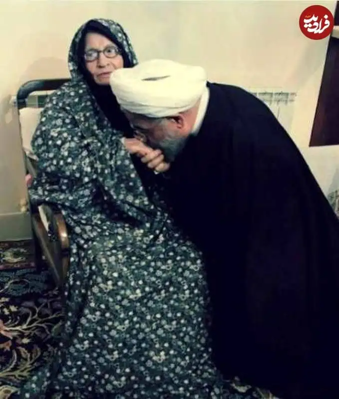 عکس؛ سفر به تاریخ؛ «حسن روحانی» در حال بوسیدن دست مادر؛ سال 1392