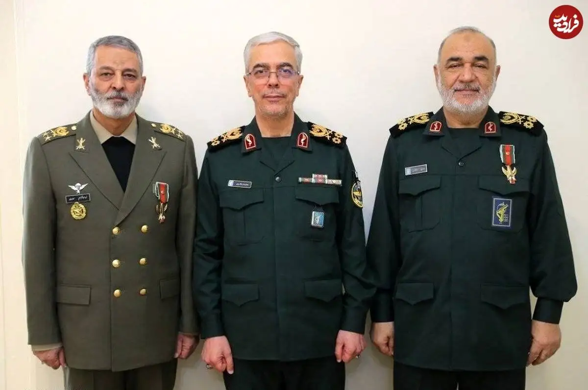 تصویر؛ سفر در زمان؛ «عکس یادگاری سرلشکر موسوی در کنار سرلشکر باقری و سردار سلامی»