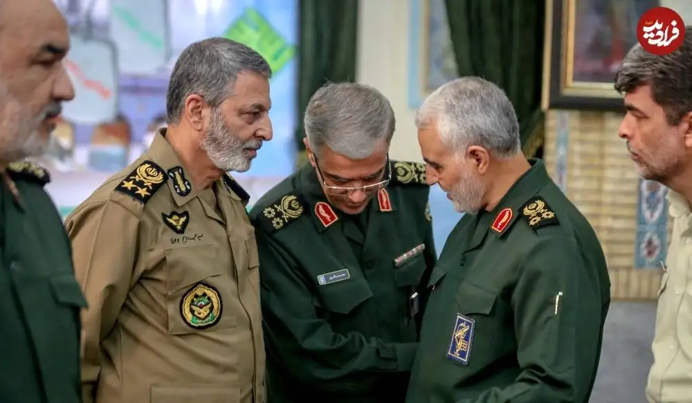 عکس؛ سفر در زمان؛ «سردار سلیمانی در حال گفتگو با سرلشکر باقری»؛ دهه 90