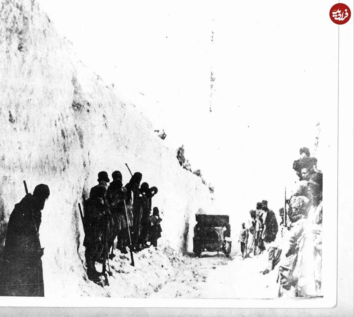 عکس؛ سفر در تاریخ؛ «کارگران در حال برف روبی تنگه اسدآباد برای عبور خودرو فرمانده قوای انگلیس»؛ دهه 20