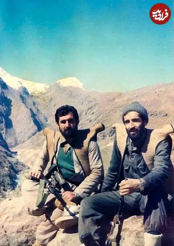 عکس؛ سفر به تاریخ؛ «سردار شادمانی، فرمانده قرارگاه خاتم» با جلیقۀ نمدی کُردی در جبهه؛ دهۀ 60