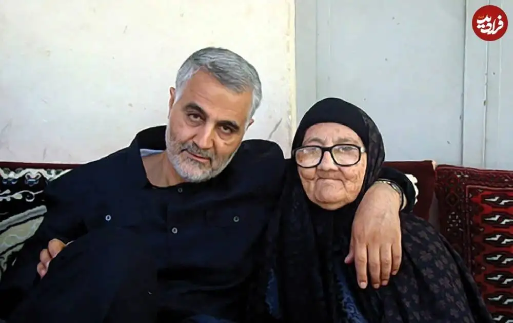 عکس؛ سفر در زمان؛ ژست احساسی «سردار سلیمانی در کنار مادرش»؛ دهه 90