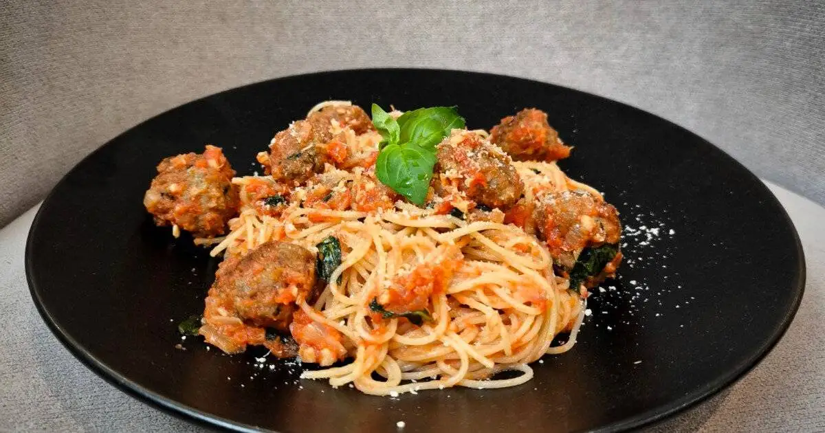 طرز تهیه اسپاگتی میت بال با سس مخصوص