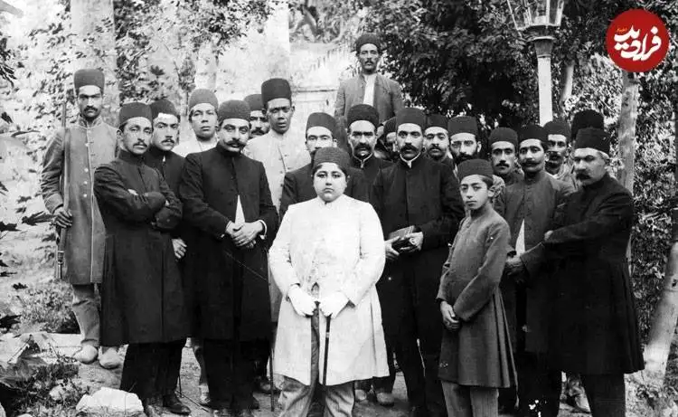 عکس؛ سفر در زمان؛ «احمدشاه و ولیعهدش» در کنار رجال و مقامات؛ اواخر دهه 1280