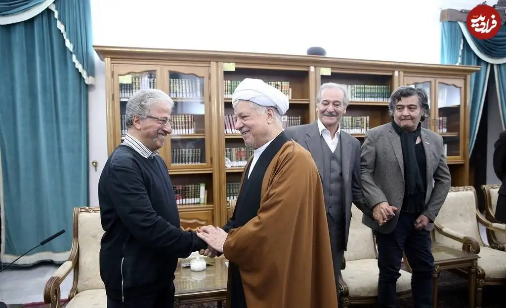 عکس؛ سفر در زمان؛ «هاشمی رفسنجانی در حال خوش و بش با علیرضا خمسه»؛ سال 94