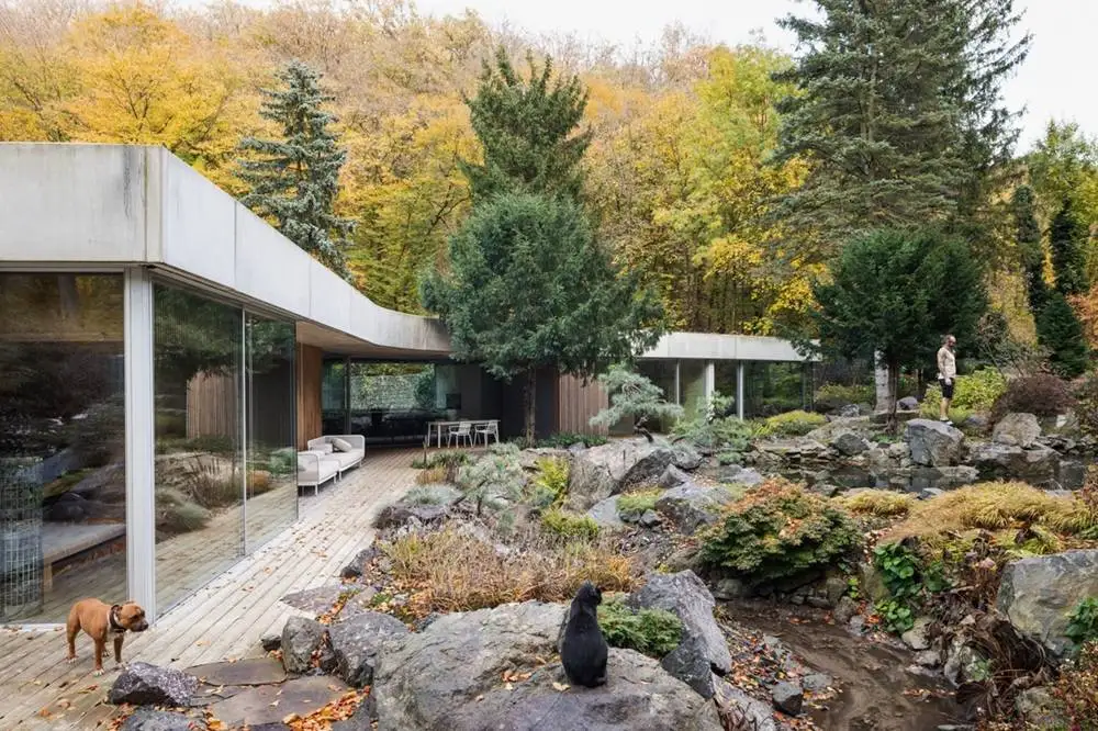 تصاویر؛ معماری فوق العادۀ خانه ای با باغ سنگی در میان جنگل