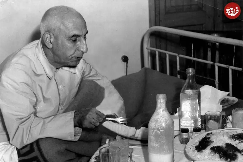 عکس؛ سفر در زمان؛ دکتر مصدق در حال صرف نهار در منزل شخصی اش؛ سال 1331