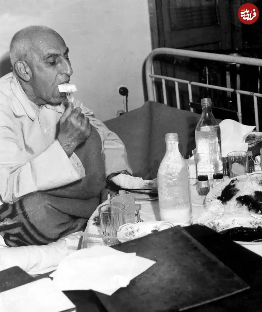 عکس؛ سفر در زمان؛ دکتر مصدق در حال صرف نهار در منزل شخصی اش؛ سال 1331