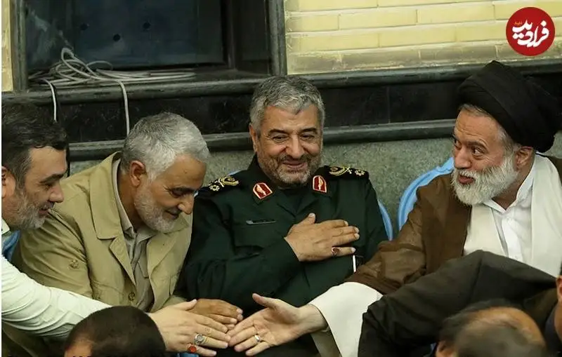 عکس؛ سفر به تاریخ؛ «سید مصطفی خامنه ای» در حال احوالپرسی با «سردار سلیمانی» در یک مراسم؛ سال 96