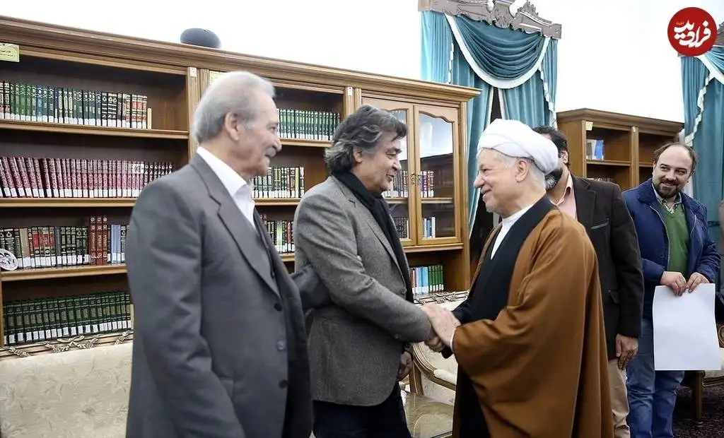 عکس؛ سفر در زمان؛ «هاشمی رفسنجانی در حال خوش و بش با رضا رویگری»؛ سال 95