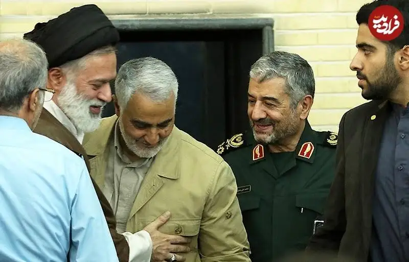 عکس؛ سفر به تاریخ؛ «سید مصطفی خامنه ای» در حال احوالپرسی با «سردار سلیمانی» در یک مراسم؛ سال 96