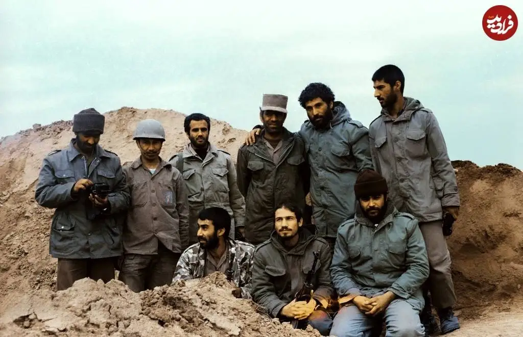 عکس؛ سفر در زمان؛ «سرلشکر رشید، رحیم صفوی و 7 رزمنده دیگر در جبهه»؛ دهه 60