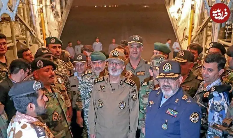 عکس؛ سفر به تاریخ؛ بازدید شبانۀ «سرلشکر موسوی» از یگان چتربازهای ارتش؛ سال 1398