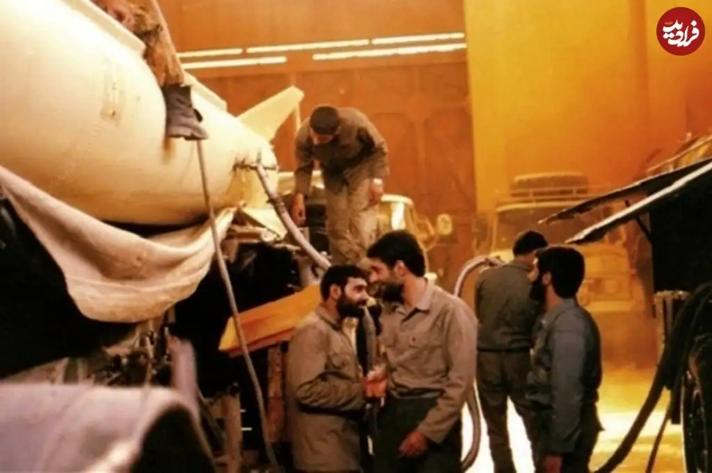 عکس؛ سفر در زمان؛ «پدر صنعت موشکی ایران در حال بررسی یک موشک»؛ دهه 70