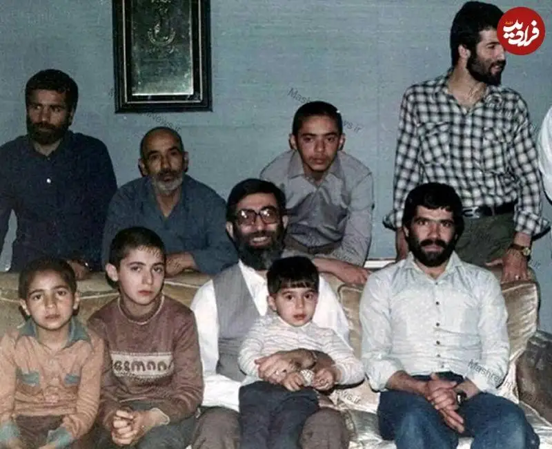 عکس؛ سفر به تاریخ؛ «سید مجتبی خامنه ای، فرزند رهبر انقلاب» در 12 سالگی در کنار پدر؛ دهۀ 60
