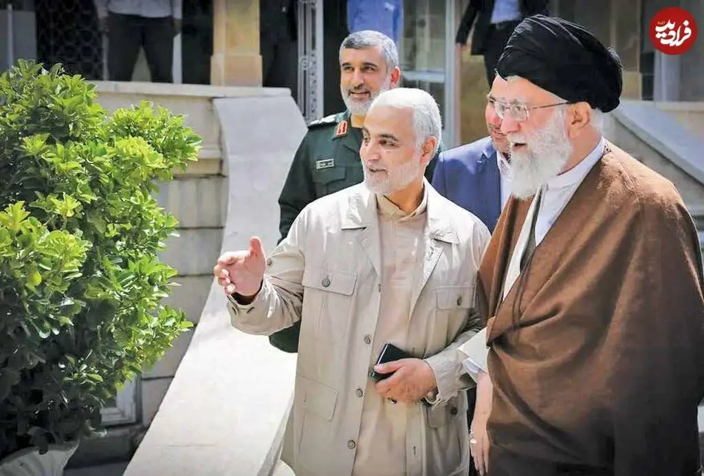 عکس؛ سفر در زمان؛ «سردار حاجی زاده و سردار سلیمانی» در حیاط بیت رهبری؛ دهه 90