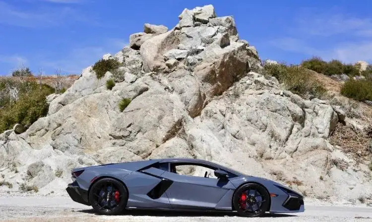 تصاویر؛ ابرخودرو 50 میلیاردی برای درنوردیدن جاده ها؛ با لامبورگینی روئلتو آشنا شوید