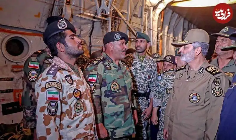 عکس؛ سفر به تاریخ؛ بازدید شبانۀ «سرلشکر موسوی» از یگان چتربازهای ارتش؛ سال 1398