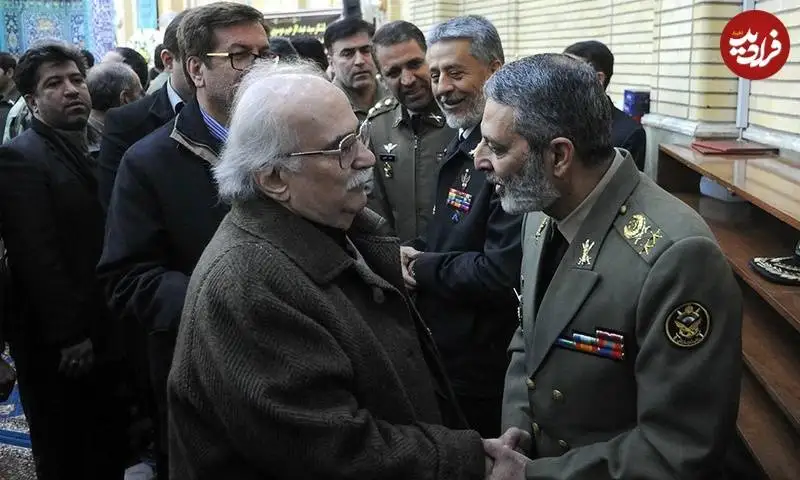 عکس؛ سفر به تاریخ؛ گفتگوی «امیر سرلشکر موسوی» با «خسرو معتضد» در یک مراسم؛ سال 1397