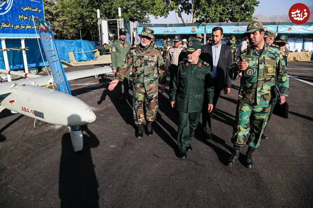 عکس؛ سفر در زمان؛ «سرلشکر رشید در حال بررسی پهپادهای ارتش»؛ سال 1402