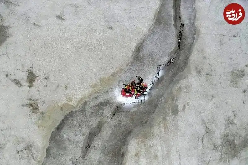 عکس؛ هنر خیابانی؛ خلاقیت هنرمندی که «تَرَک دیوار» را به «رودخانۀ خروشان برای قایقرانی» تبدیل کرده است