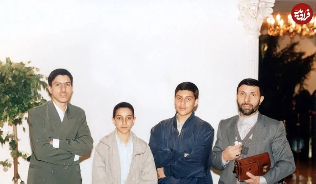 عکس؛ سفر در زمان؛ «صیاد شیرازی با لباس شخصی در کنار 3 پسرش»؛ دهه 70