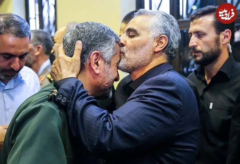 عکس؛ سفر به تاریخ؛ بوسۀ «سردار سلیمانی» بر پیشانی «سردار عزیز جعفری»؛ سال 1392