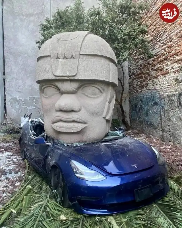 چرا این هنرمند مکزیکی «سر سنگی 9 تُنی» را روی خودروی «تسلا» انداخت؟
