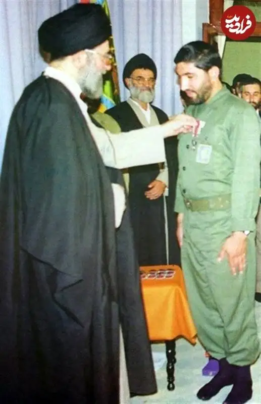 عکس؛ سفر به تاریخ؛ «شهید احمد کاظمی» در حال دریافت نشان فتح از دست رهبر انقلاب