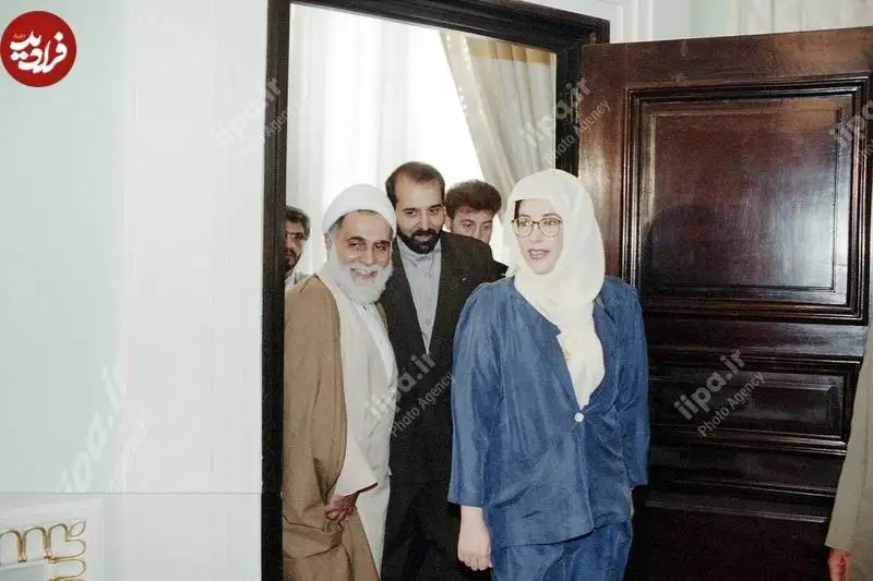 عکس؛ سفر به تاریخ؛ «بی نظیر بوتو، نخست وزیر پاکستان» در مجلس ایران در کنار «ناطق نوری»؛ سال 74
