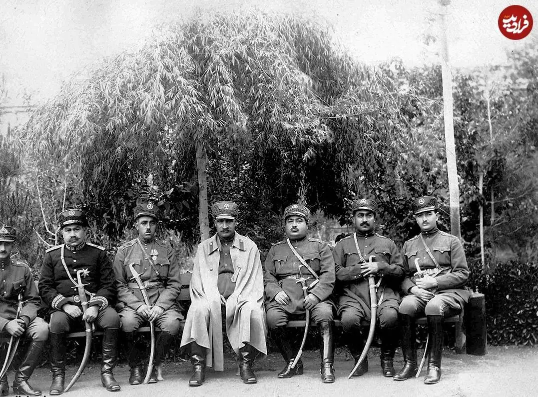 عکس؛ سفر در زمان؛ «رضاخان در کنار فرماندهان اش»؛ سال 1303