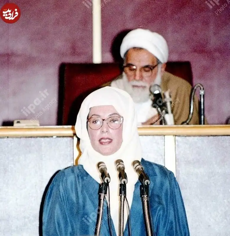 عکس؛ سفر به تاریخ؛ «بی نظیر بوتو، نخست وزیر پاکستان» در مجلس ایران در کنار «ناطق نوری»؛ سال 74